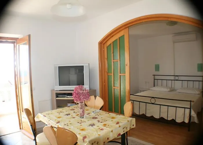 Apartment Bol アパート